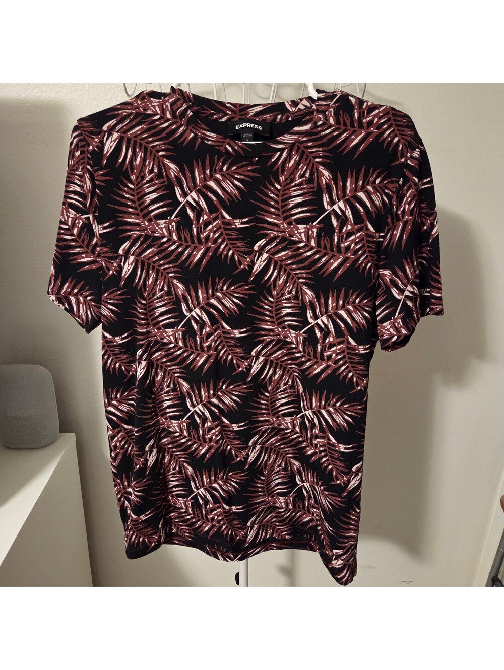 Express Men's Medium Black and Burgundy Leaf Print T-Shirt